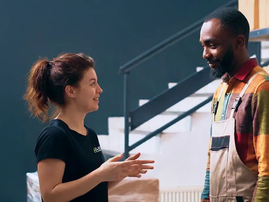 Séance de coaching sportif à domicile - Exercice de musculation avec poids